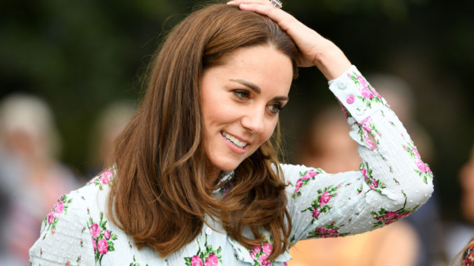 Kate Middleton Visits Mosque With Pakistani Dress & Headscarf Designed ...